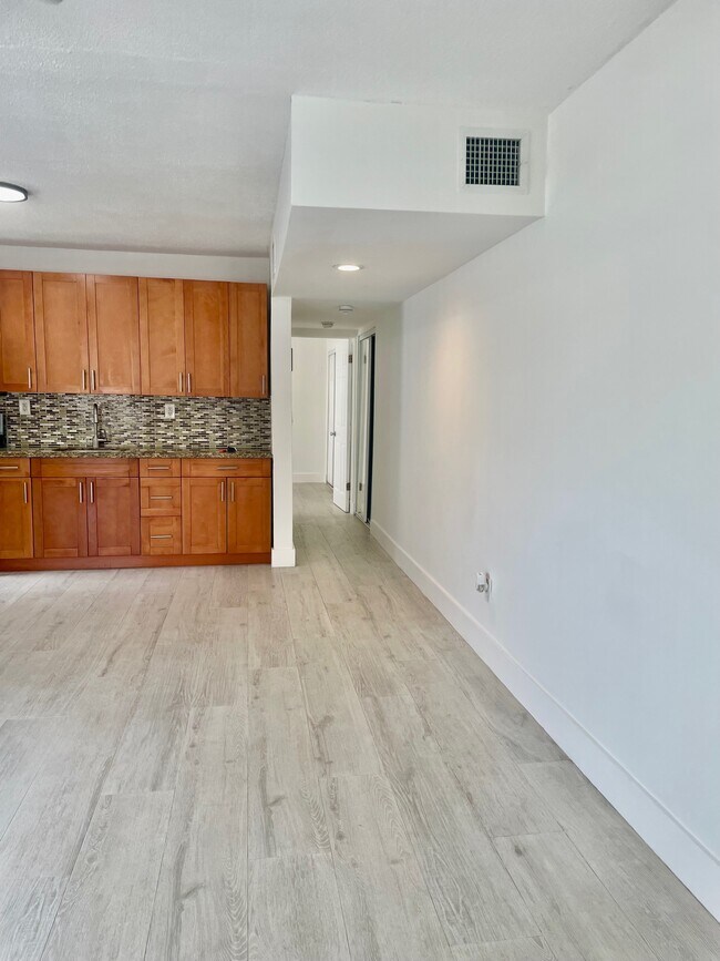 Building Photo - 221 SW 9th Ave