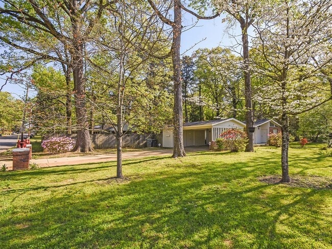 Building Photo - NEWLY UPDATED Mid-Century Mod home with 2 beds, 2 baths.