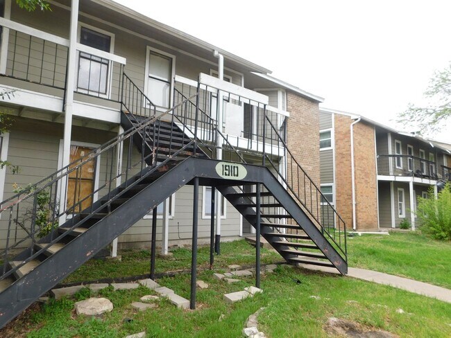 Building Photo - 1910 West Loop