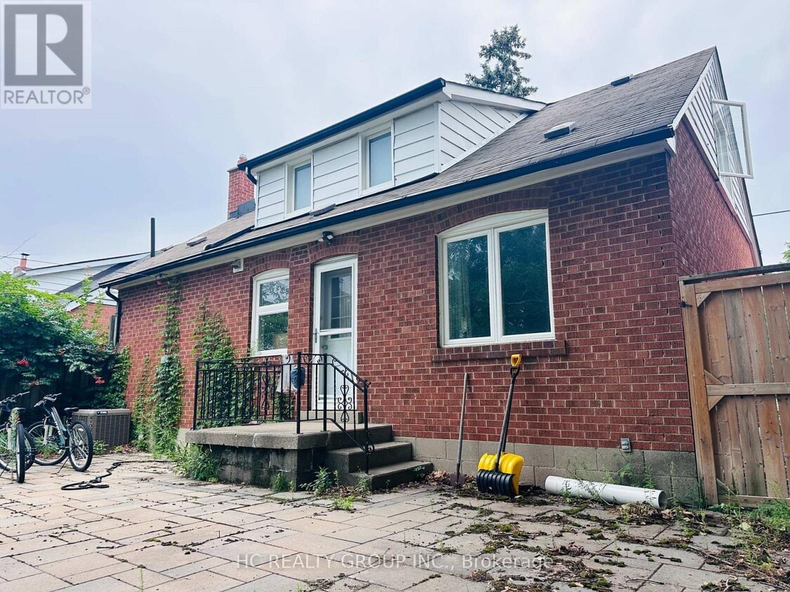 Building Photo - 673 Glengrove Ave W