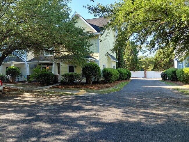 Foto del edificio - 300 Hampton Forest Dr