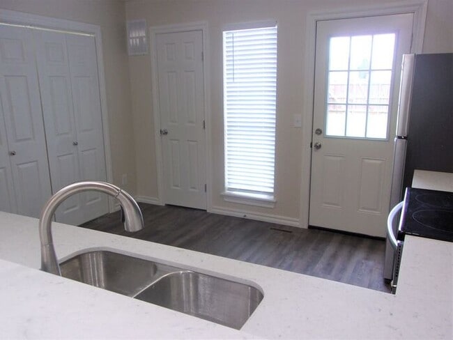 Building Photo - 2 BED 1.5 BATH TWO STORY TOWNHOUSE- WARR A...