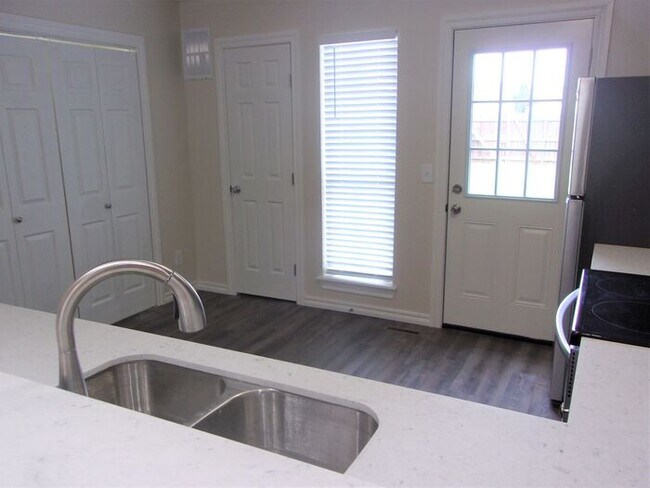 Foto del edificio - 2 BED 1.5 BATH TWO STORY TOWNHOUSE- WARR A...