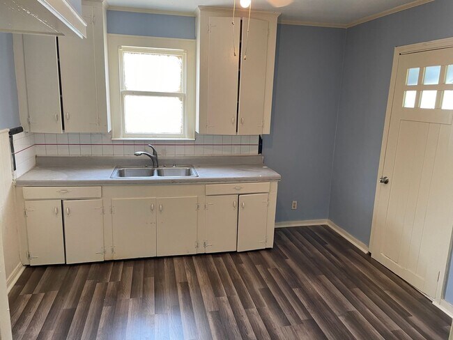 Building Photo - Remodeled Waterside Home