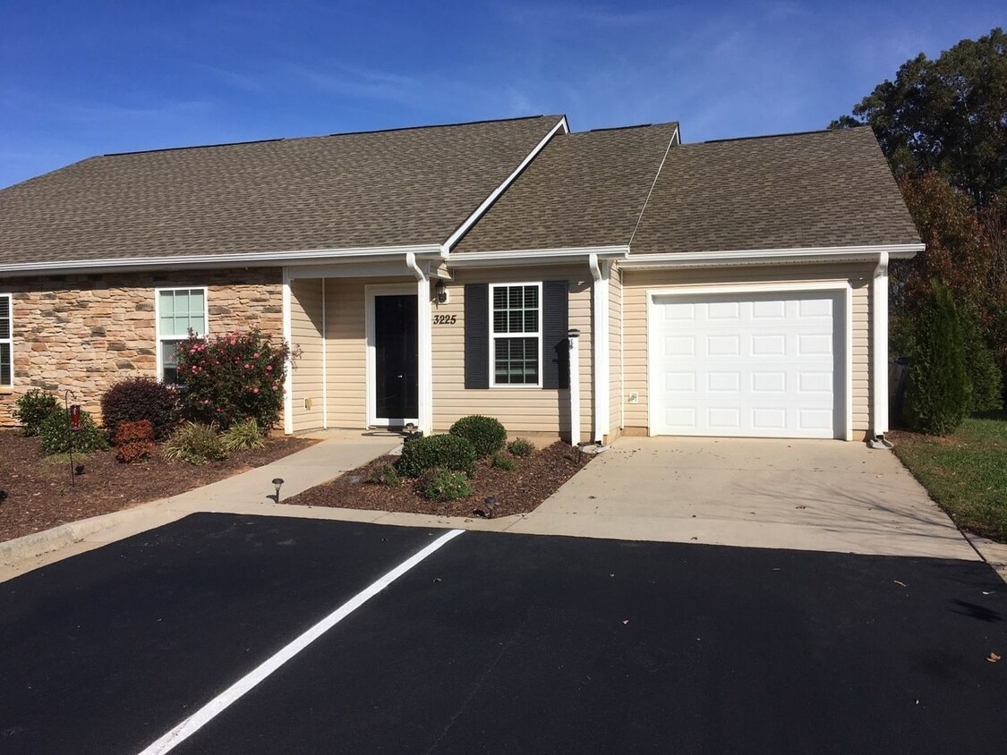 Foto principal - 3225 Hyde Pl Cir