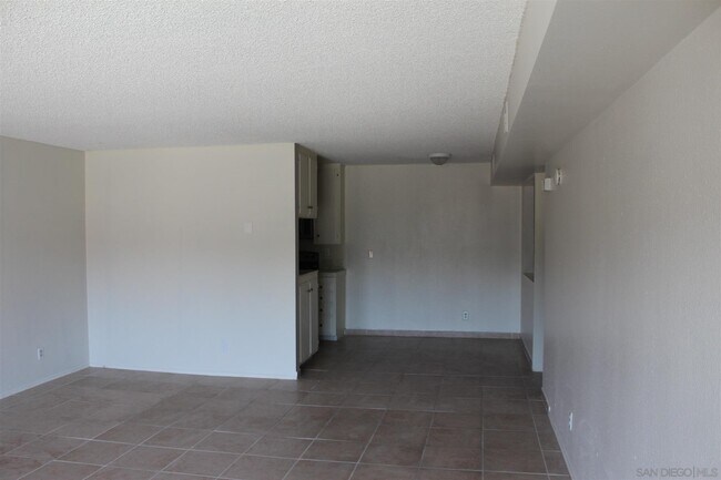 Building Photo - 811 W Nutmeg St