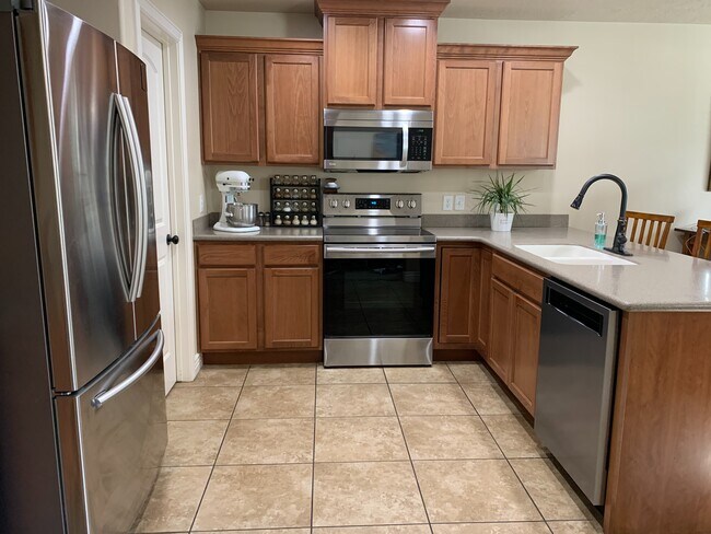 Building Photo - 1162 W 200 S