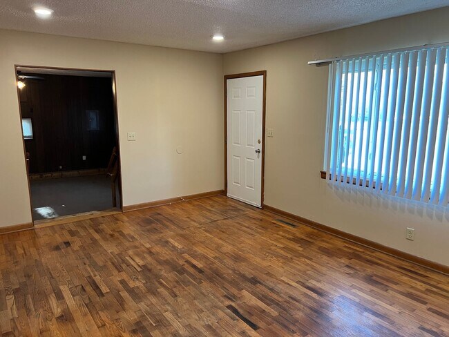 Building Photo - 3 Bedrooms! 2 Bathrooms! Across from Pittm...