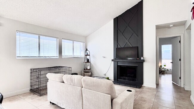 Foto del edificio - Fantastic 4 bedroom home with a 1 car garage and driveway space for additional car! Backyard and ...