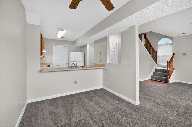 Building Photo - Pet Friendly End Unit Townhouse with Fence...