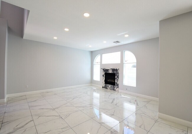 Foto del edificio - Charming Mediterranean-Style Townhome in G...