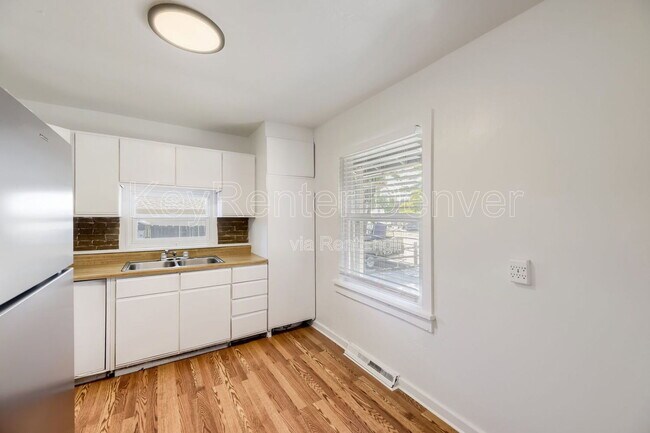 Foto del edificio - 1220 Upham St