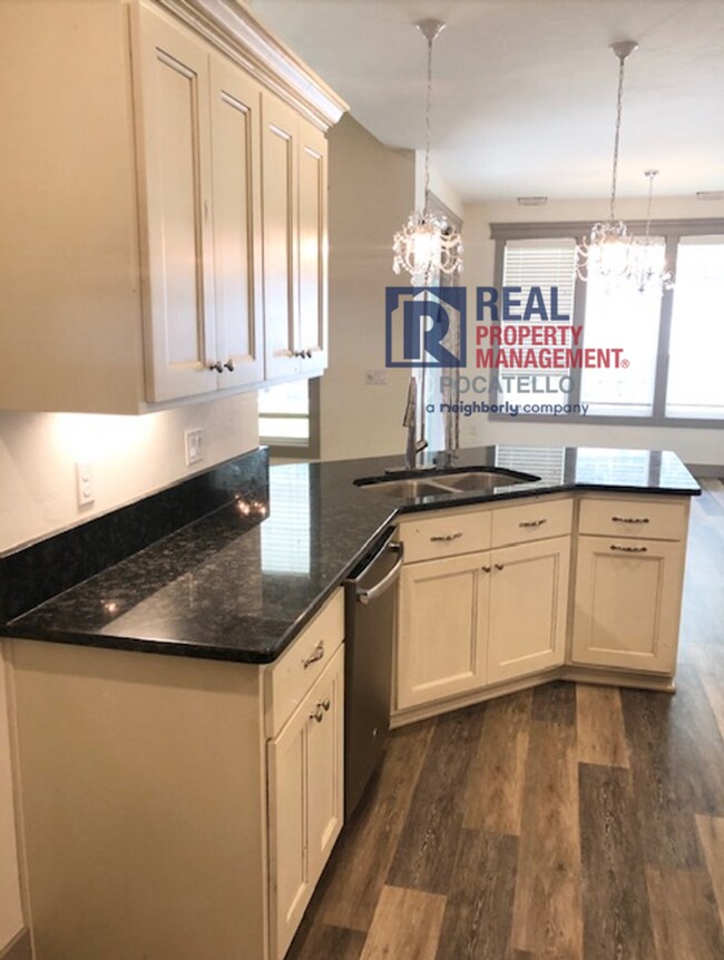 Foto del edificio - 3 bedroom 2 bath twin home is a must see! - Small dog Friendly