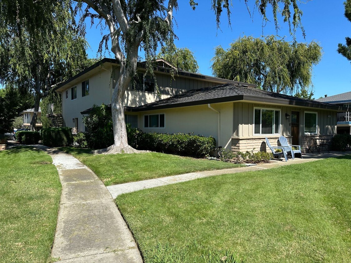 Foto principal - Townhouse 2 bedroom 1 bath, new paint. new...