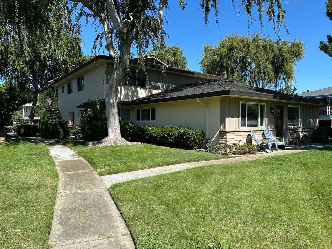 Primary Photo - Townhouse 2 bedroom 1 bath, new paint. new...
