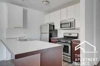 Building Photo - 1544 W Glenlake Ave