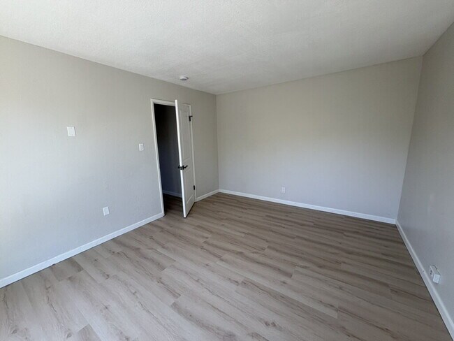 Foto del edificio - Updated Lauriedale 1 bd/1 ba Condo | Cats Welcome | Pools, Gym & Covered Parking | 10' x 10' Stor...