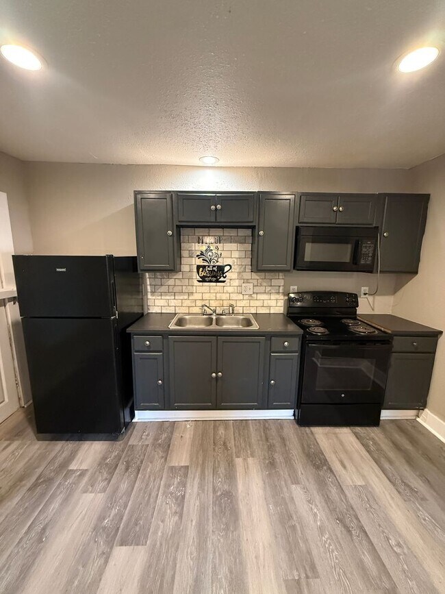 Foto del edificio - Fully Renovated 2 Bed / 1 Bath Duplex – Available Now