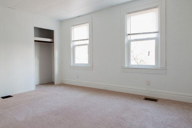 Building Photo - Available AUGUST 2026 - Updated 2 Bedroom Home in Mt. Washington!