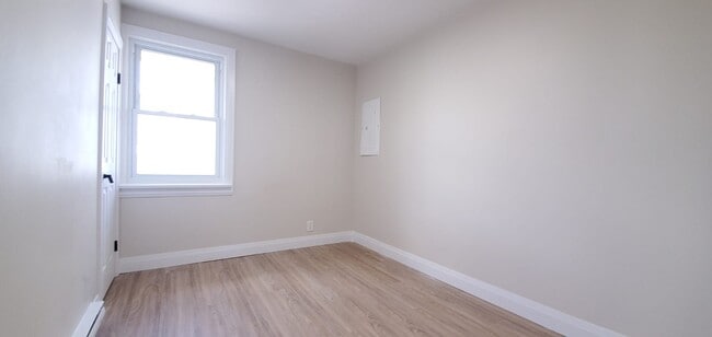 Building Photo - 368 Dufferin Av