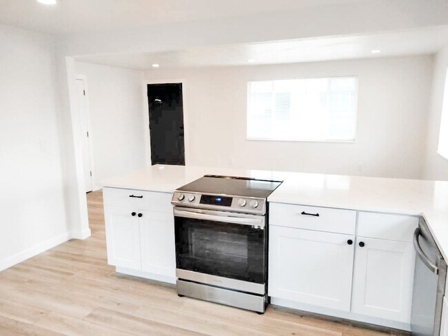 Building Photo - Gorgeous Sloan's Lake 2 bedroom