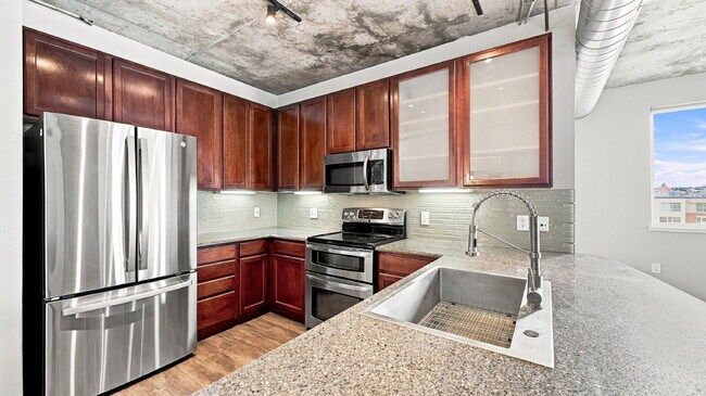 Foto del edificio - $2,820.95- 2 bed, 1 bath Condo in the heart of Denver with In Unit Laundry!