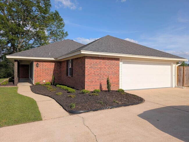 Foto del edificio - 531 Pine Hills Dr