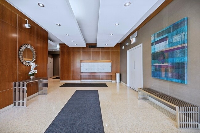 Building Photo - 450 W Briar Pl