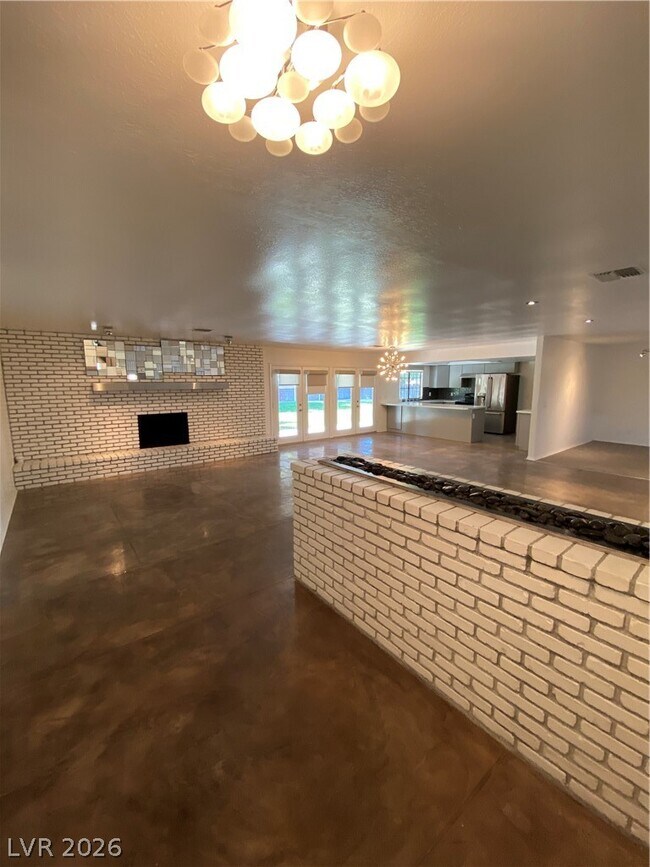 Foto del edificio - 2521 E Serene Ave