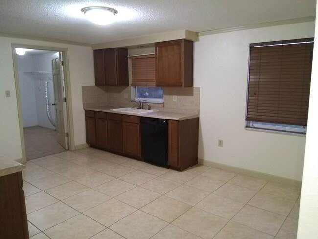 Building Photo - 10411 McIntosh Rd