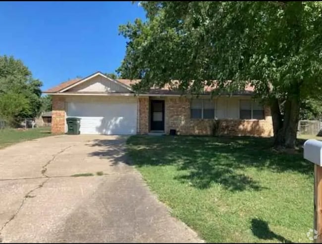 Building Photo - 800 Highland Ct
