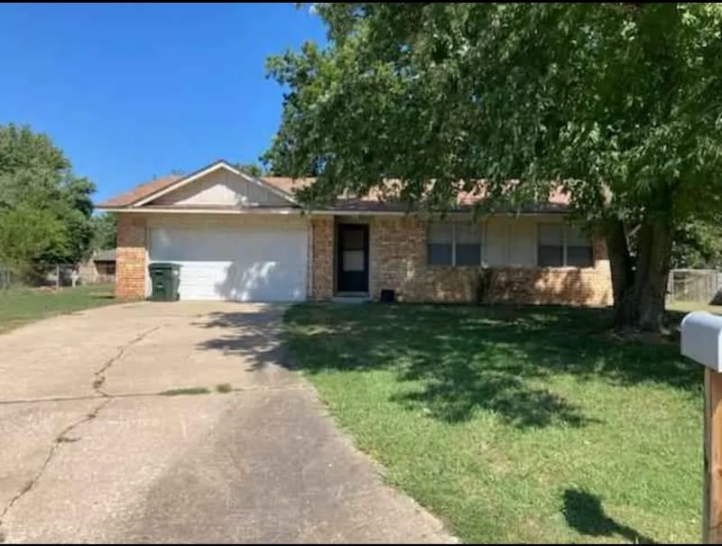 Primary Photo - 800 Highland Ct