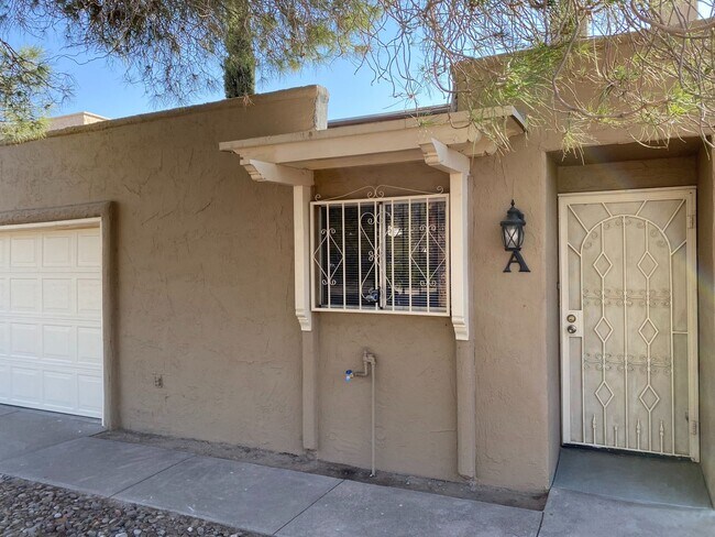 Building Photo - Lovely Eastside Home!