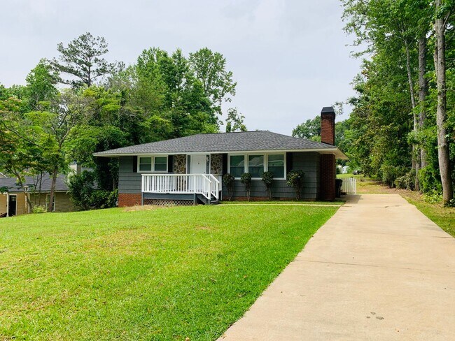 Building Photo - Cozy cottage! 3 bed, 1 full bath, hardwood...