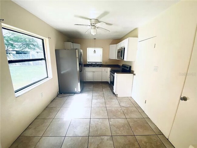 Foto del edificio - Spacious 3/2 home available now, and conveniently located near downtown and Manatee Hospital