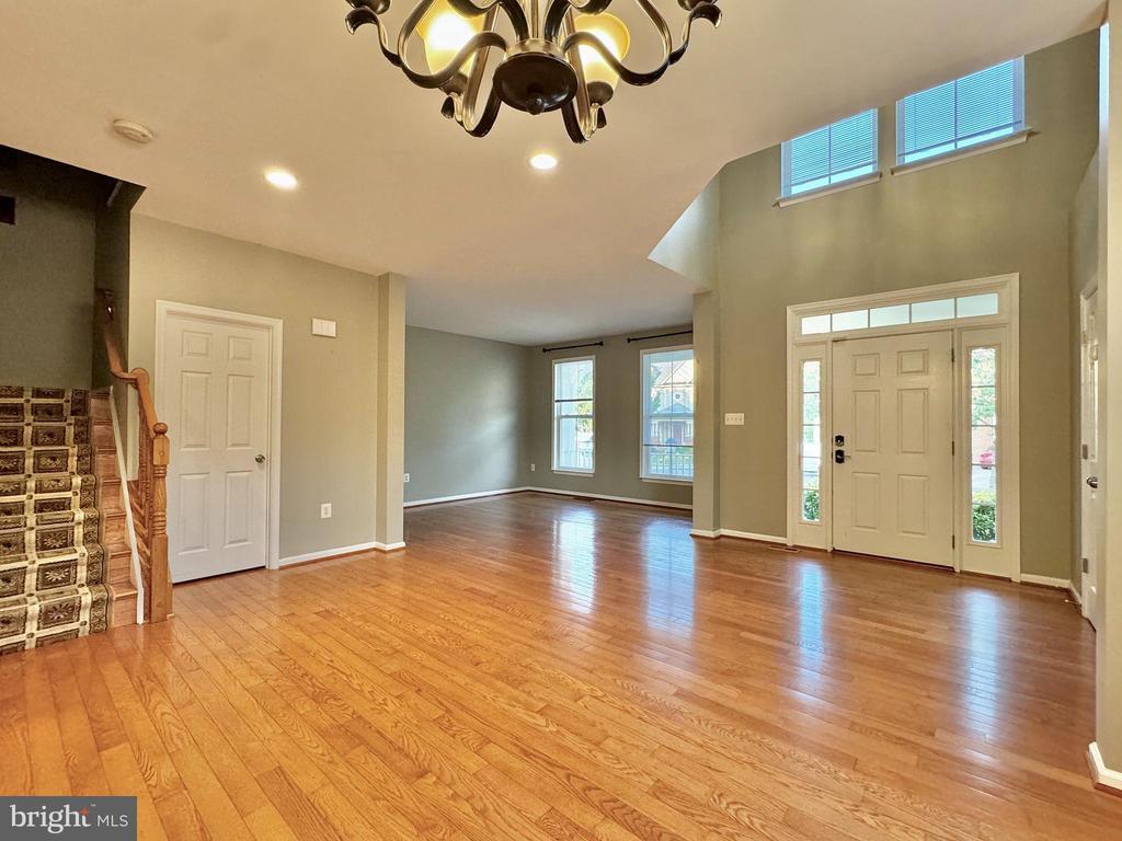 Primary Photo - 1306 Yates Cir