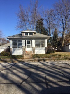 Building Photo - 2 bed 1 bath Moline home with garage!