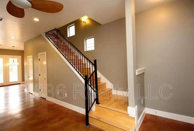 Building Photo - 3001 Lovell Dr