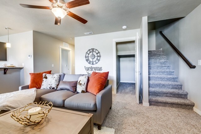 Building Photo - BEAUTIFUL 2X2 Town Home near The Village!