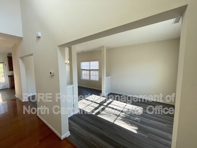 Foto del edificio - 705 Weeping Willow Dr