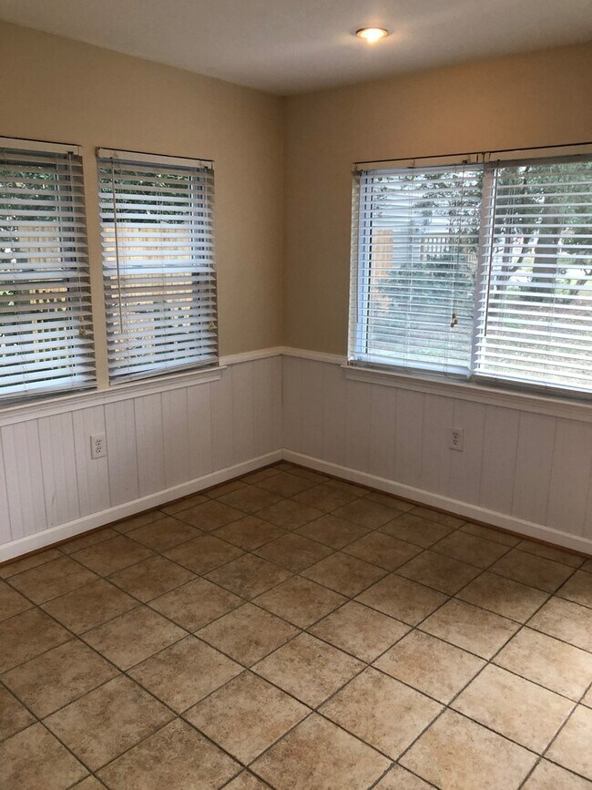 Foto del edificio - 2 BED / 1 BATH UNIT