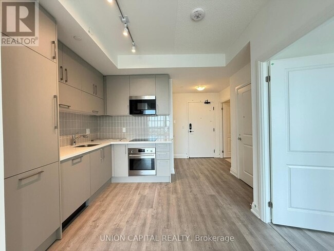 Building Photo - 38-1638 Andre de Grasse St