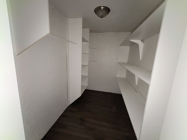 Building Photo - Newly Renovated home with spacious floor plan