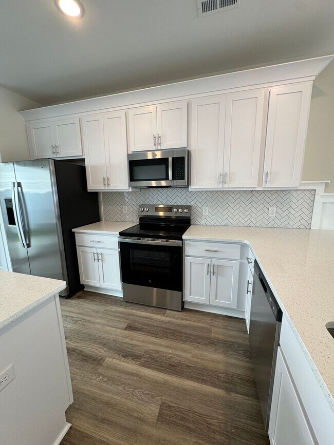 Foto del edificio - Stunning New Construction Townhome Availab...