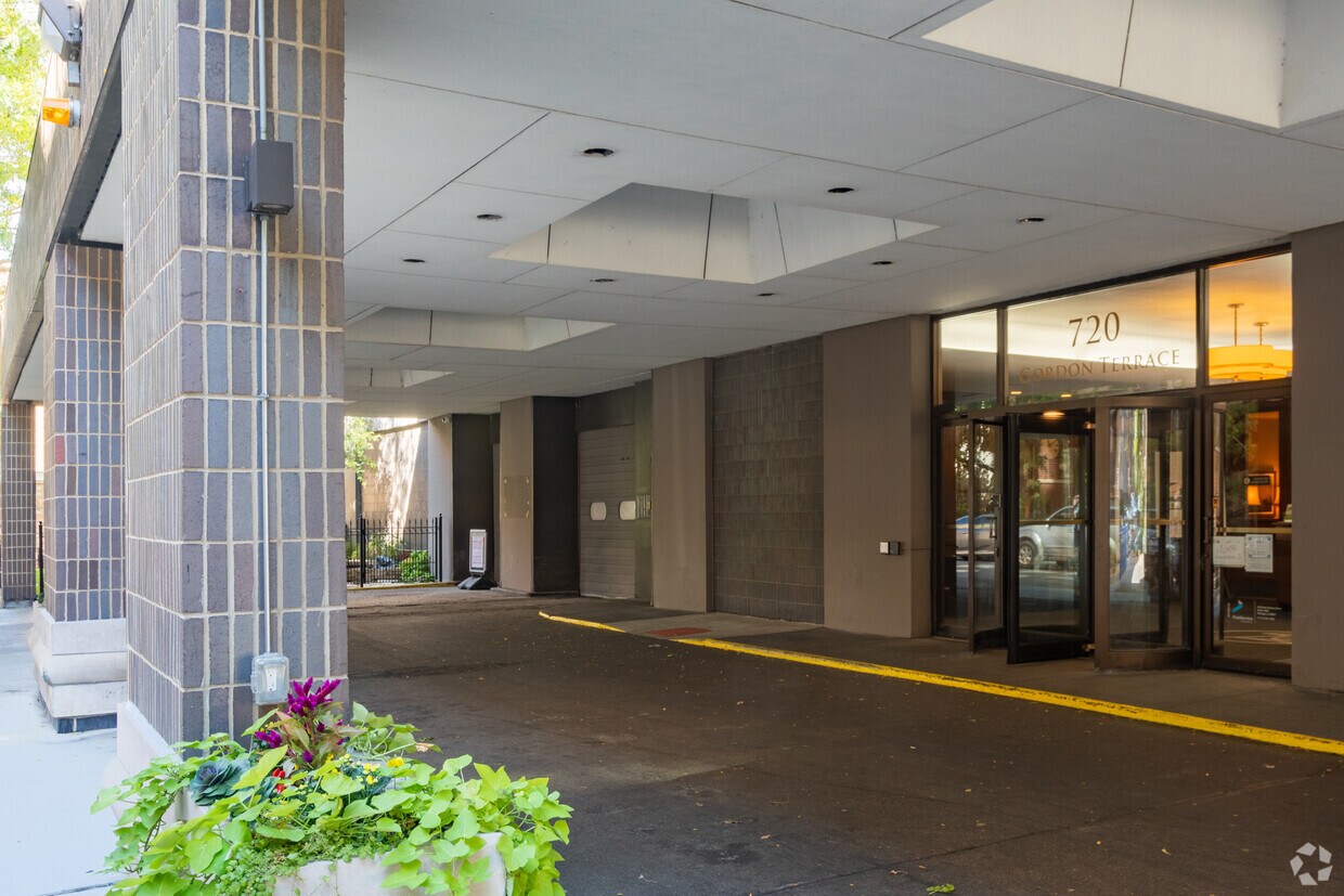 Building Photo - 720 W Gordon Terrace