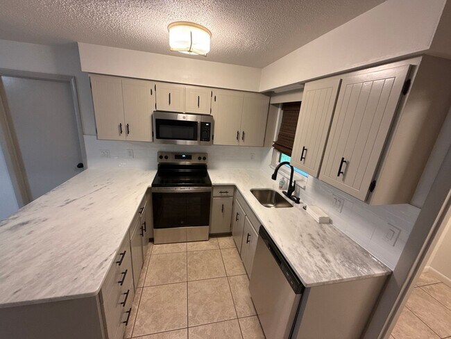 Foto del edificio - Amazing Location & Spacious Corner Lot!