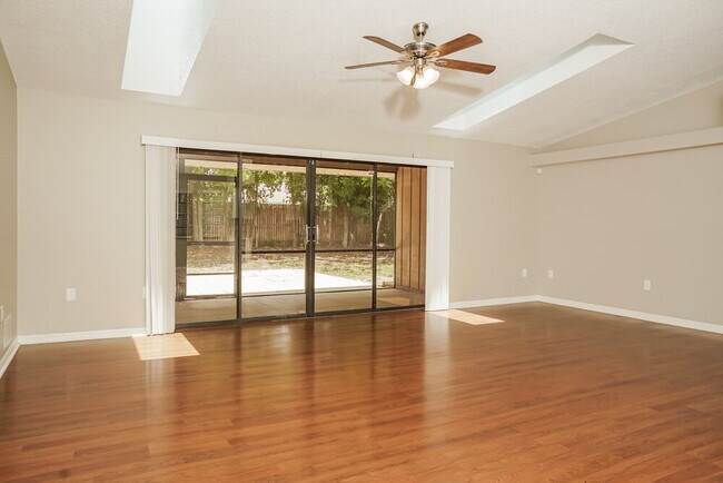Foto del edificio - 5785 Colonial Oaks Blvd