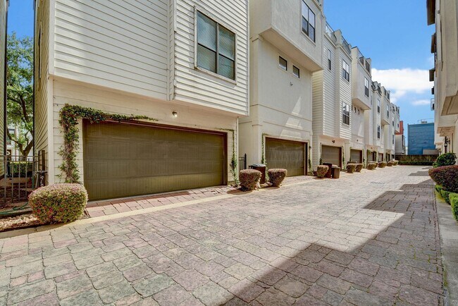 Building Photo - Luxurious Home with Stunning Houston Skyli...