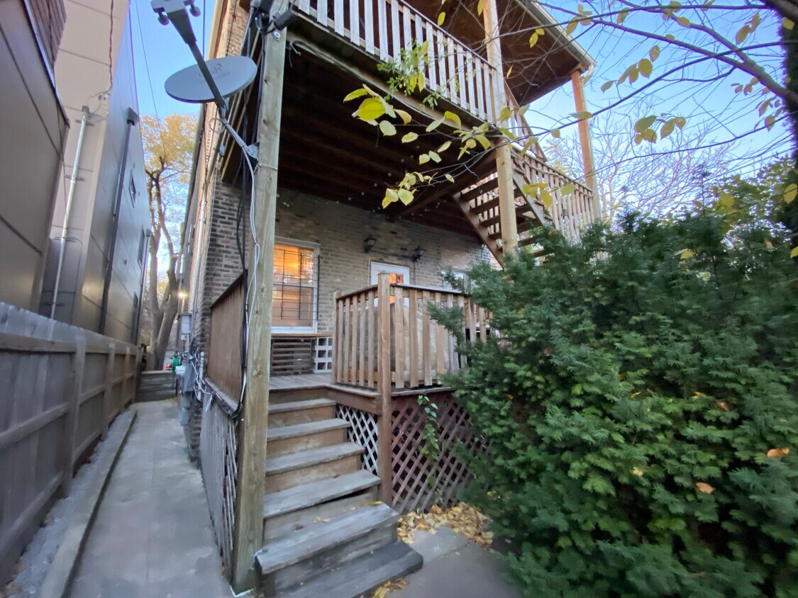 Porch and main entrance. - 2035 W Ohio St