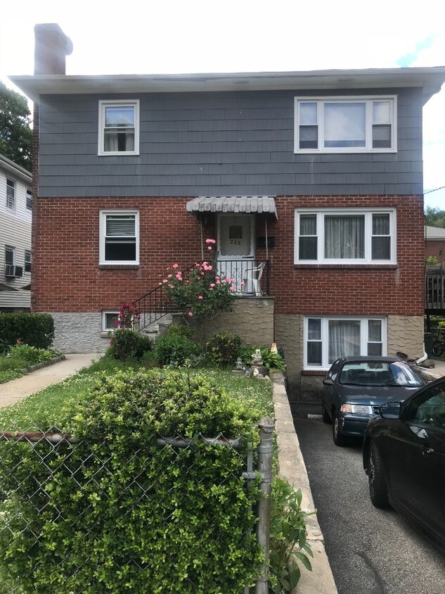 Primary Photo - 225 Tibbetts Rd